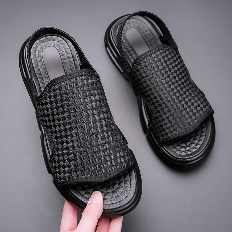 "Mäns luftiga svarta strandsandaler med elastisk rem, öppen tå och mjuk luftkuddesula för optimal sommarkomfort."