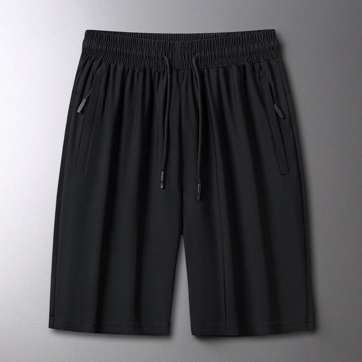 "Mäns sommar sportshorts med elastisk midja, avslappnad passform, svart färg, framifrån, lämplig för träning och vardag."