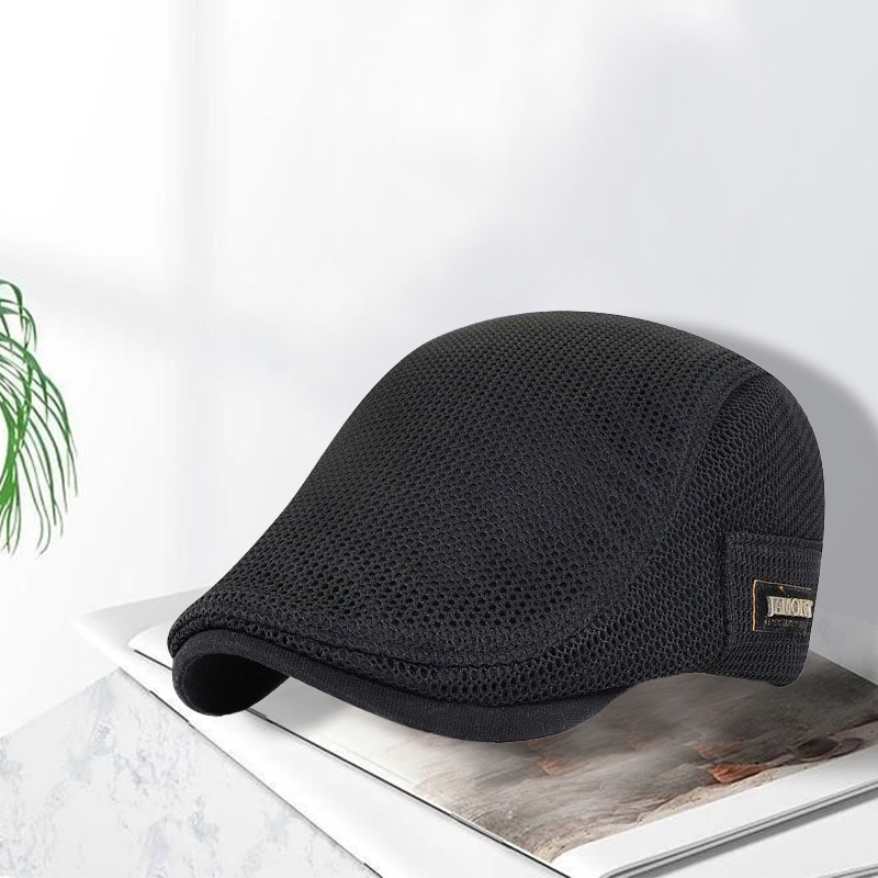 "Mäns sommar tidningspojke keps med mesh, solskydd och justerbar passform, i elegant svart för utomhusbruk."