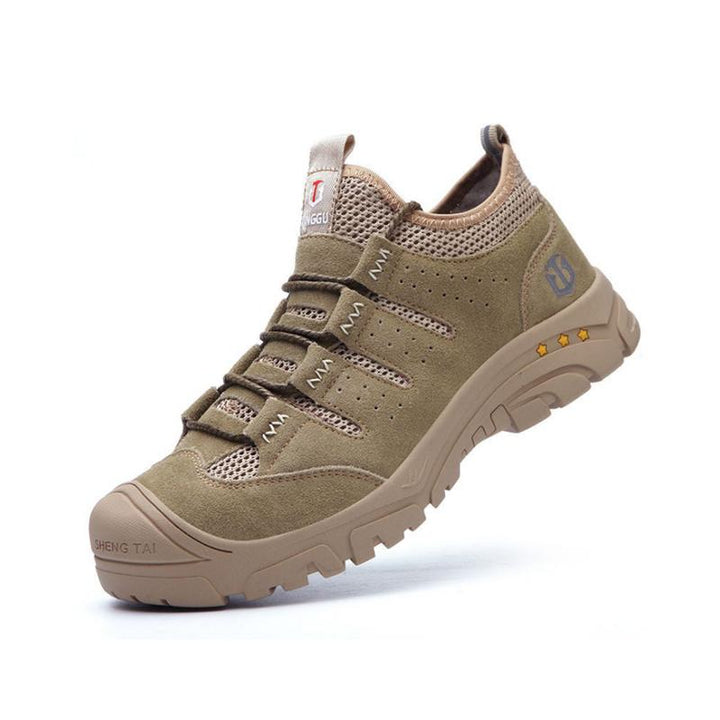 Mäns stål tå säkerhetsskor i khaki mocka med Kevlar sula, reflekterande detaljer, idealiska för krävande arbetsmiljöer.