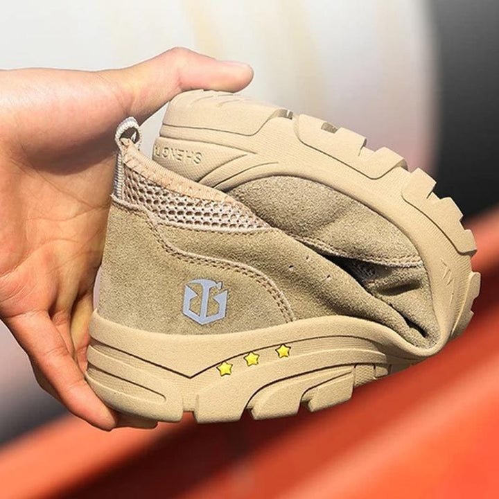 Mäns stål tå säkerhetsskor i khaki mocka med Kevlar sula, reflekterande detaljer, idealiska för krävande arbetsmiljöer.