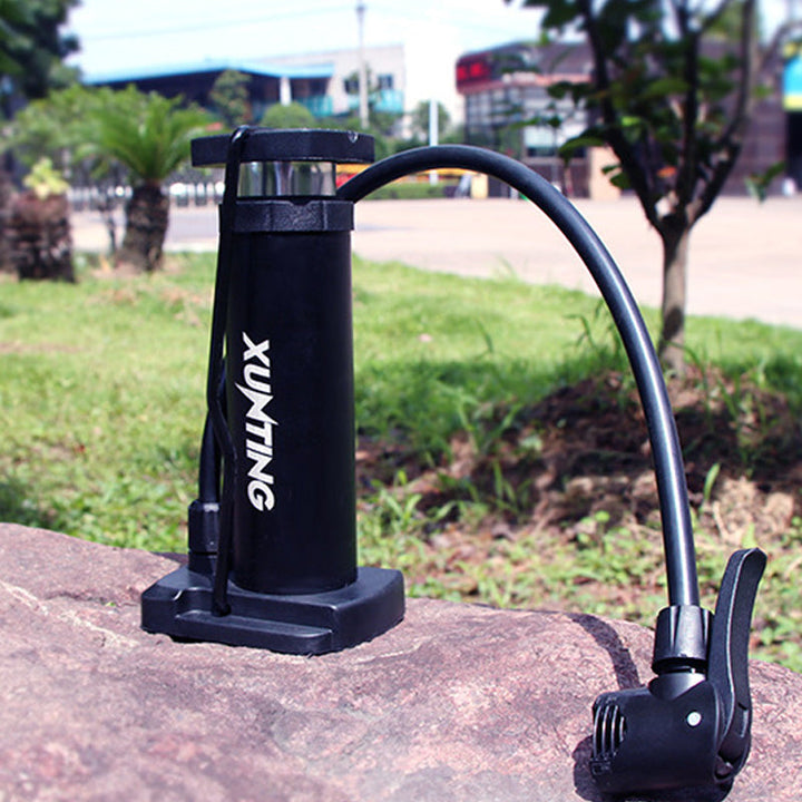 Manuell cykelpump för mountainbike, kompakt silver och svart design med klocka, perfekt för vägcyklar och terräng.