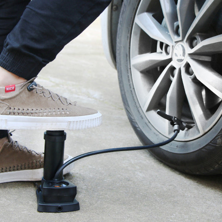 Manuell cykelpump för mountainbike, kompakt silver och svart design med klocka, perfekt för vägcyklar och terräng.