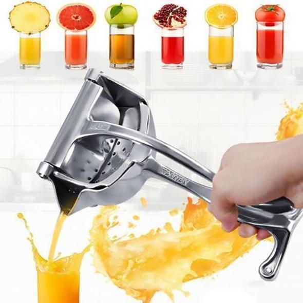 Manuell saftpress i rostfritt stål för färsk juice. Elegant designad citruspress i silver för ditt kök.