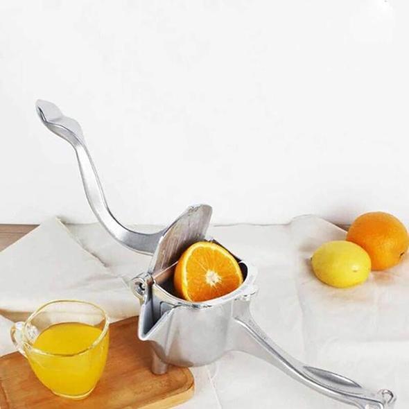Glänsande silverfärgad manuell saftpress i premium rostfritt stål. Slitstark köksredskap.