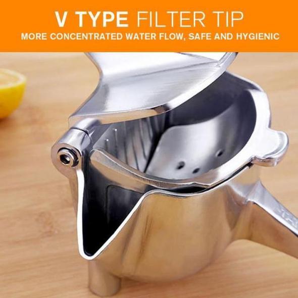 Närbild på manuell citruspress som pressar apelsinjuice. Rostfri stålpress för hälsodrycker.