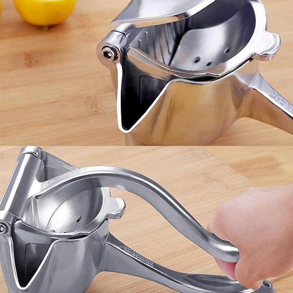 Detaljbild av robust manuell juicepress i rostfritt stål. Lätt att rengöra köksredskap.