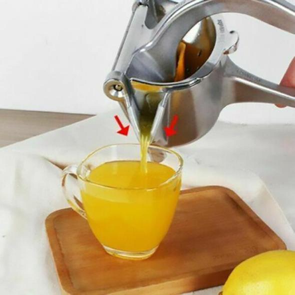Ergonomisk manuell saftpress i silver rostfritt stål. Bekväm att använda köksredskap.