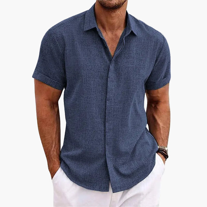 Stilren enfärgad kortärmad sommarskjorta för män, idealisk för casual look och resor. Lätt material.