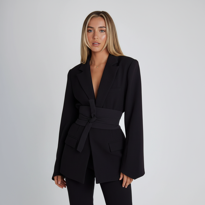 Figurnära marinblå dam blazer med midjebälte, framhäver silhuetten för en elegant känsla.