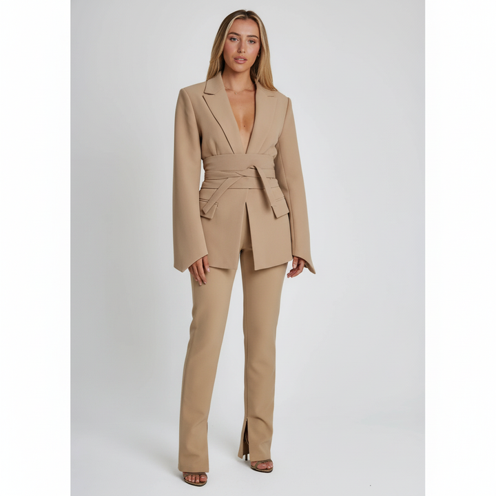 Mångsidig dam slim fit blazer i marinblått med bälte, ett måste för eleganta vår- och höstoutfits.