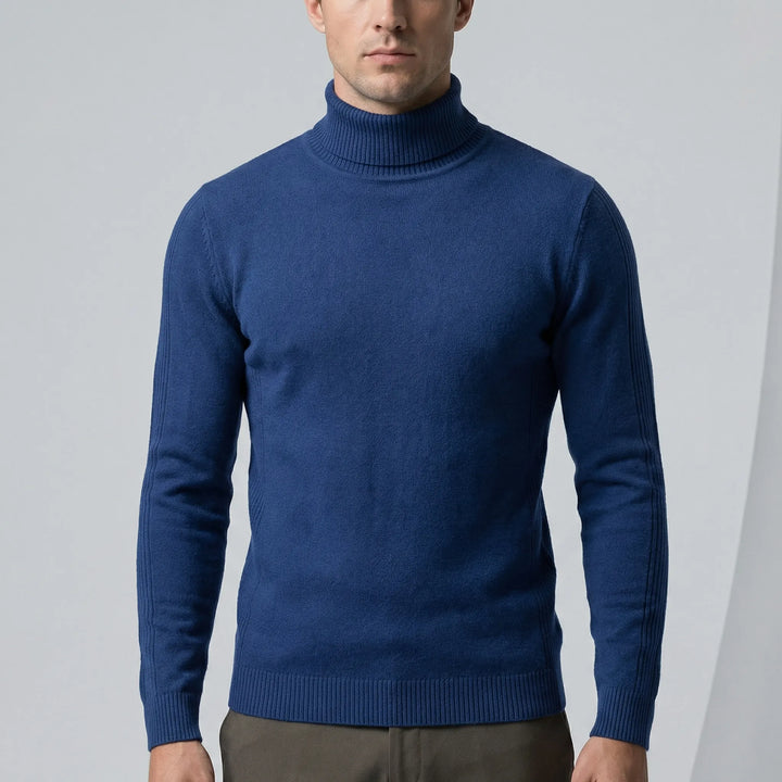 Man bär en elegant, smalskuren Mason polotröja, perfekt för kontoret eller vardags.