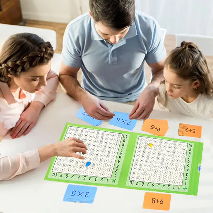 "Matematiskt barnspel i trä med magnetisk design, innehåller kort och schackpjäser för lärande och spelupplevelse."