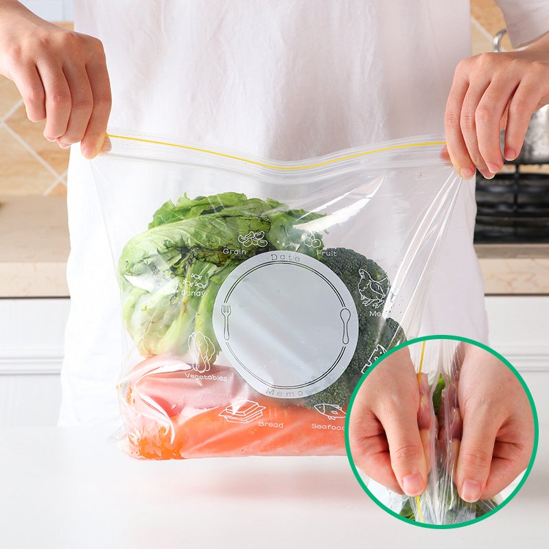 "Matförvaringspåse med PE-material och etikettdesign för fräsch och organiserad livsmedelsförvaring i kök och frys."