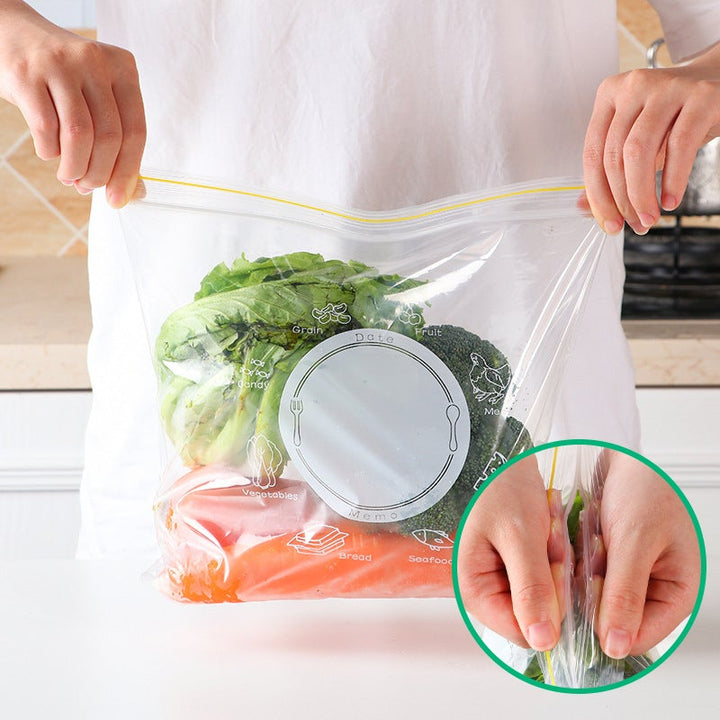 "Matförvaringspåse med PE-material och etikettdesign för fräsch och organiserad livsmedelsförvaring i kök och frys."