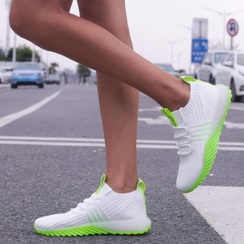 "Mesh dam sneakers i sportig design med vit andningsbar ovandel och halkfri yttersula, perfekt för aktiv livsstil."
