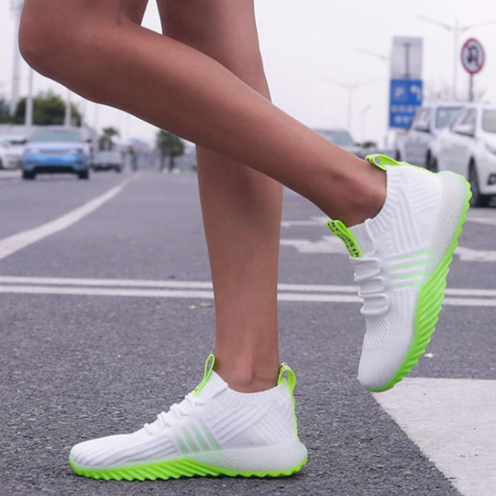 "Mesh dam sneakers i sportig design med vit andningsbar ovandel och halkfri yttersula, perfekt för aktiv livsstil."