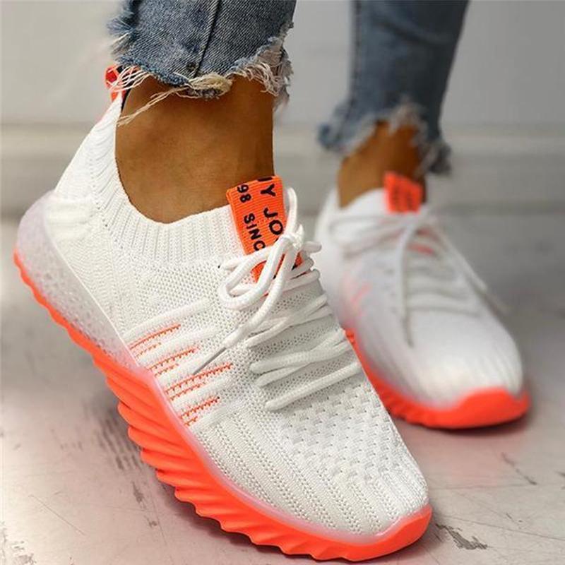 "Mesh dam sneakers i sportig design med vit andningsbar ovandel och halkfri yttersula, perfekt för aktiv livsstil."