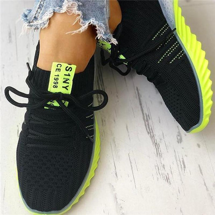 "Mesh dam sneakers i sportig design med vit andningsbar ovandel och halkfri yttersula, perfekt för aktiv livsstil."