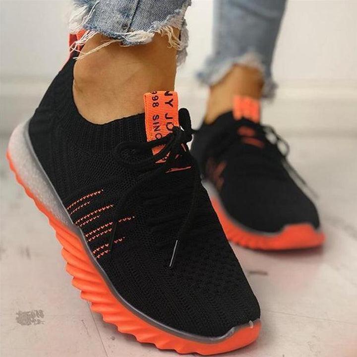 "Mesh dam sneakers i sportig design med vit andningsbar ovandel och halkfri yttersula, perfekt för aktiv livsstil."