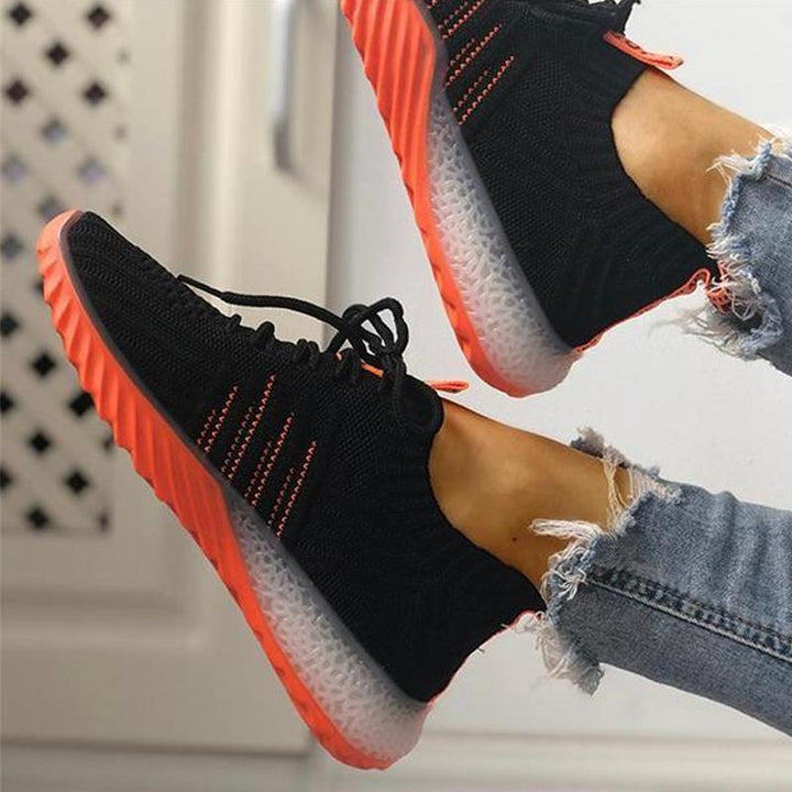 "Mesh dam sneakers i sportig design med vit andningsbar ovandel och halkfri yttersula, perfekt för aktiv livsstil."
