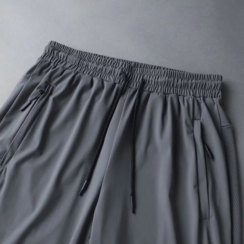 "Meshshorts för män i lätt material med elastiskt midjeband och fickor, perfekt för sommarens aktiva dagar."