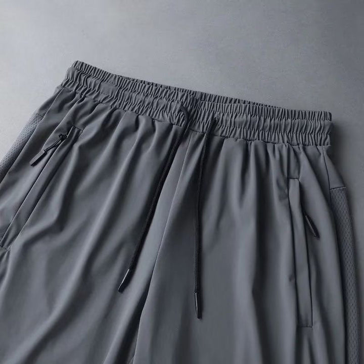 "Meshshorts för män i lätt material med elastiskt midjeband och fickor, perfekt för sommarens aktiva dagar."