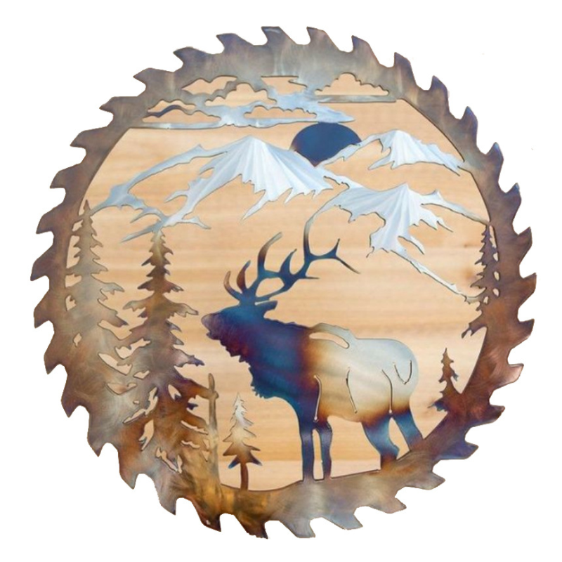 "Metall sågblad väggdekor med älg, rådjur och skogsmotiv, elegant och rustik design för heminredning."