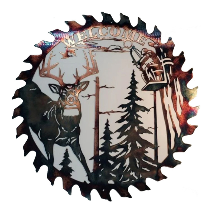 "Metall sågblad väggdekor med älg, rådjur och skogsmotiv, elegant och rustik design för heminredning."