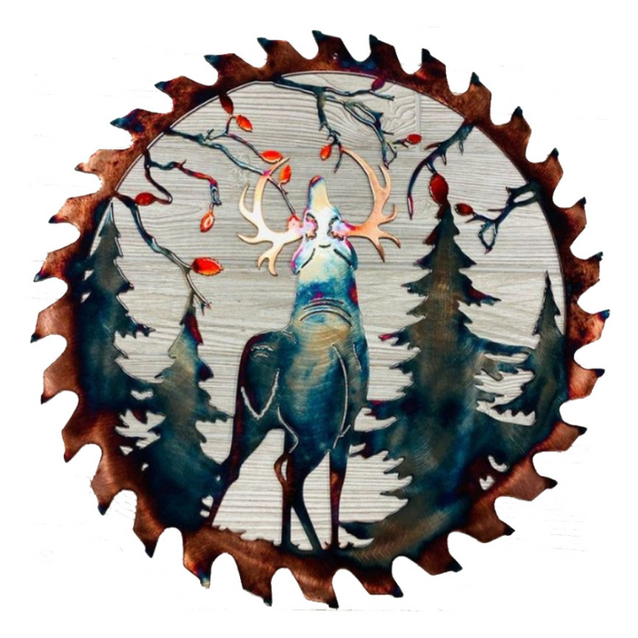 "Metall sågblad väggdekor med älg, rådjur och skogsmotiv, elegant och rustik design för heminredning."