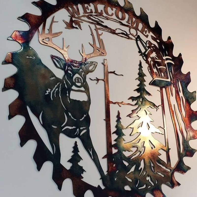 "Metall sågblad väggdekor med älg, rådjur och skogsmotiv, elegant och rustik design för heminredning."