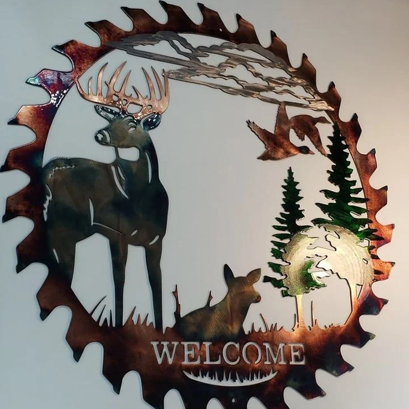 "Metall sågblad väggdekor med älg, rådjur och skogsmotiv, elegant och rustik design för heminredning."