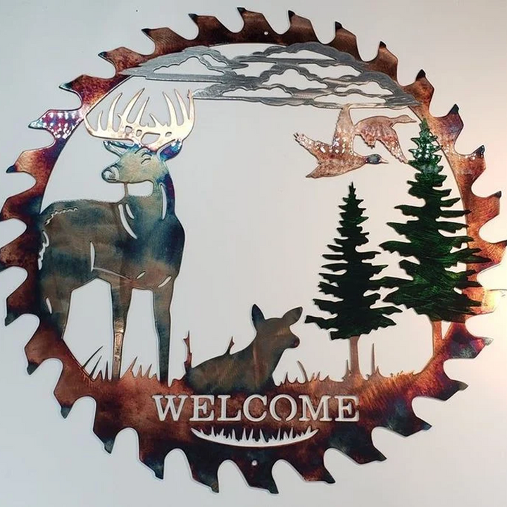 "Metall sågblad väggdekor med älg, rådjur och skogsmotiv, elegant och rustik design för heminredning."