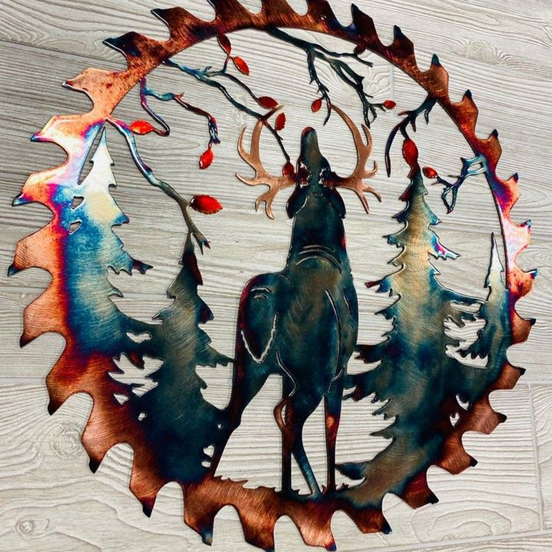 "Metall sågblad väggdekor med älg, rådjur och skogsmotiv, elegant och rustik design för heminredning."