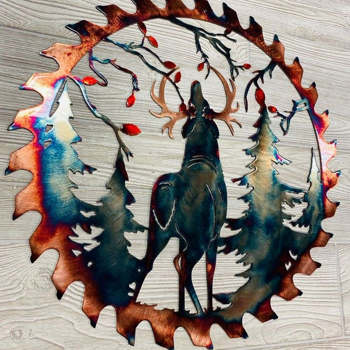 "Metall sågblad väggdekor med älg, rådjur och skogsmotiv, elegant och rustik design för heminredning."