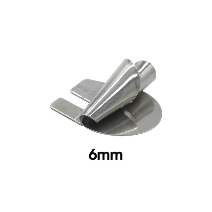 "Metallisk rullad sömspressarfot för sömnad, visad med tyg, för exakta fållar. Perfekt för både tunna och tjockare tyger."