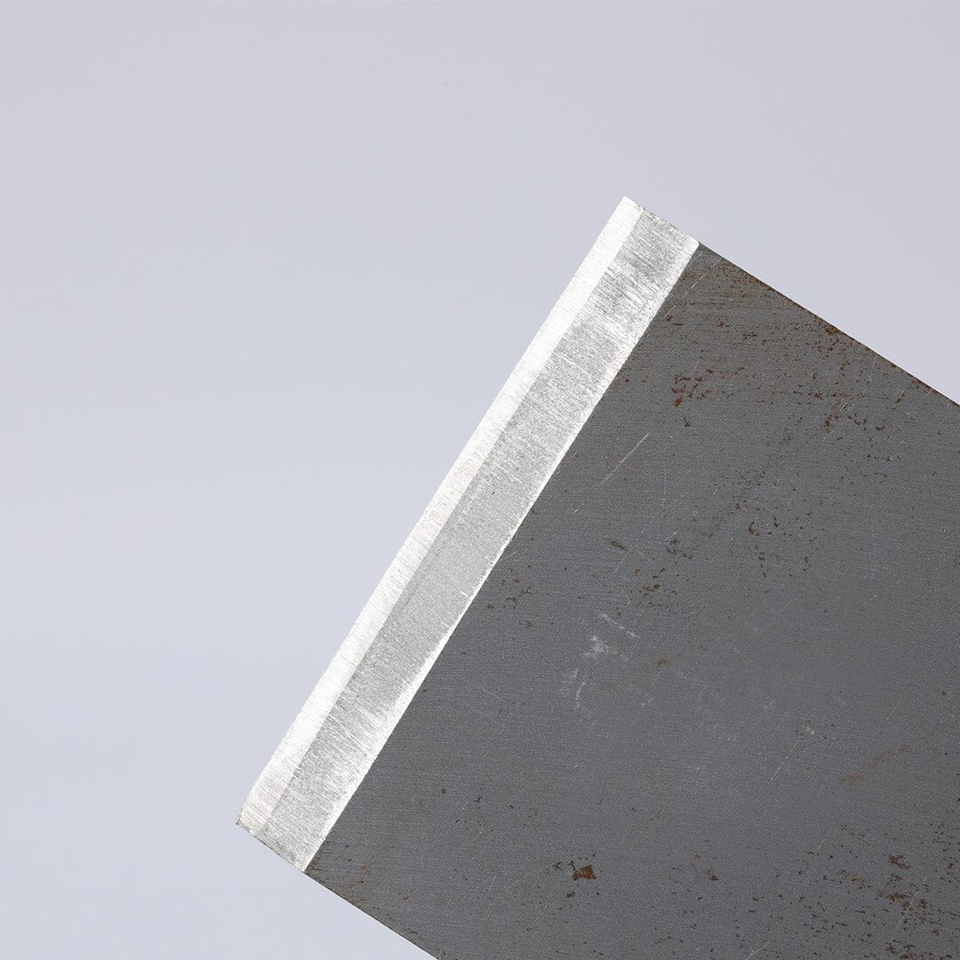 "Metallisk sliphjälp för mejslar och hyvelblad, ergonomisk design med korrosionsbeständig yta, för exakt slipning."