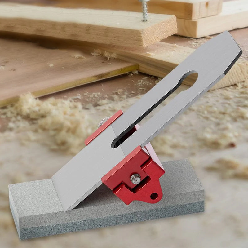 "Metallisk sliphjälp för mejslar och hyvelblad, ergonomisk design med korrosionsbeständig yta, för exakt slipning."