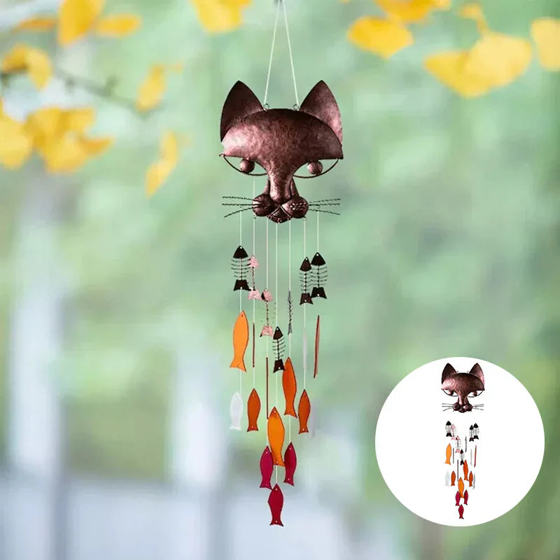 "Metallisk vindspel med katt och fiskdesign, detaljrikt konstverk för trädgård eller terrass. Vattentålig och elegant."