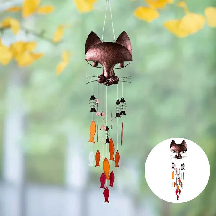 "Metallisk vindspel med katt och fiskdesign, detaljrikt konstverk för trädgård eller terrass. Vattentålig och elegant."