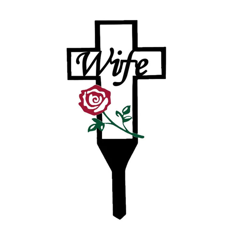 "Metallminne Korsstav för Föräldrar med rosor, robust ståldesign för att hedra minnen på kyrkogårdar och minnesplatser."