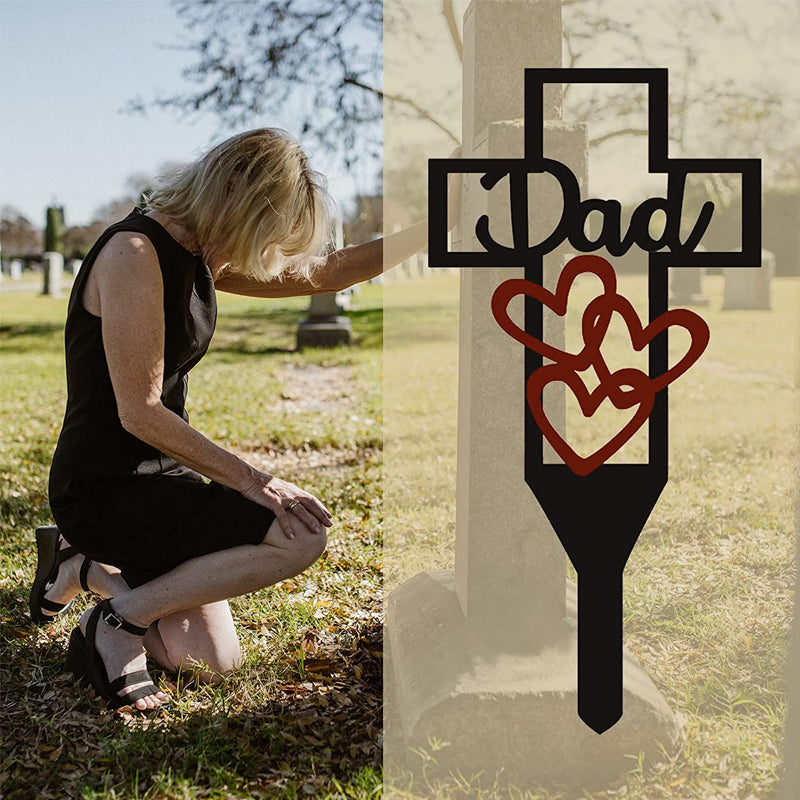 "Metallminne Korsstav för Föräldrar med rosor, robust ståldesign för att hedra minnen på kyrkogårdar och minnesplatser."