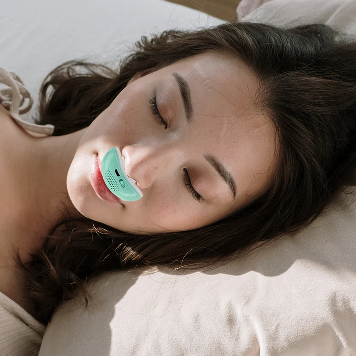 Närbild av den bärbara mikro CPAP-maskinen som hjälper mot sömnapné och snarkning.