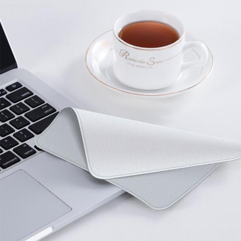 "Mikrofiber polerduk i närbild, effektiv för rengöring av mobil- och datorskärmar, högkvalitativ vit duk."