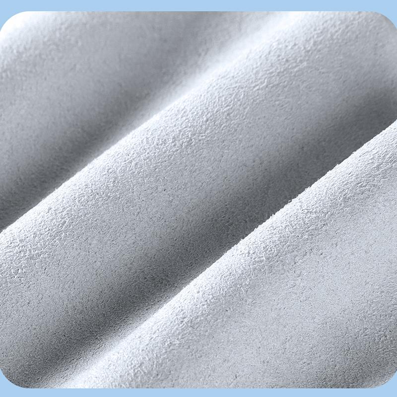 "Mikrofiber polerduk i närbild, effektiv för rengöring av mobil- och datorskärmar, högkvalitativ vit duk."