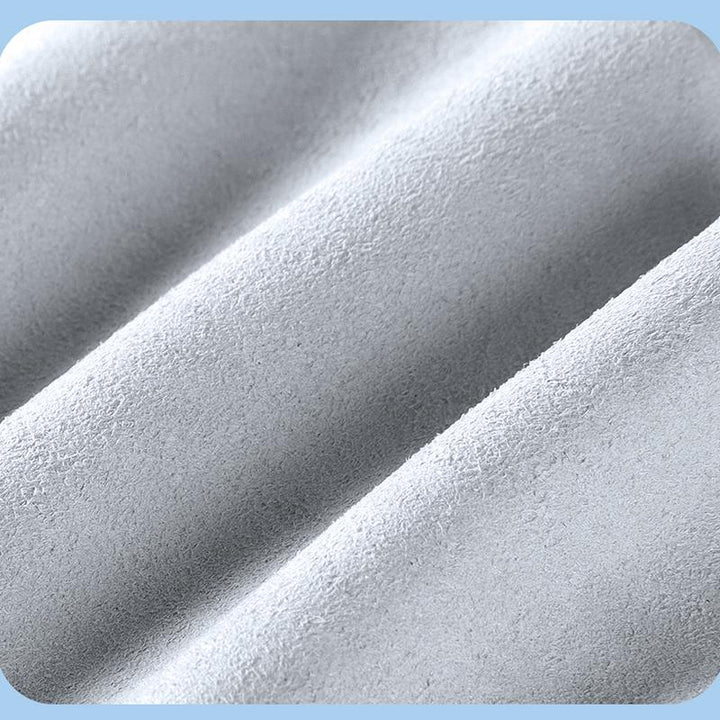 "Mikrofiber polerduk i närbild, effektiv för rengöring av mobil- och datorskärmar, högkvalitativ vit duk."