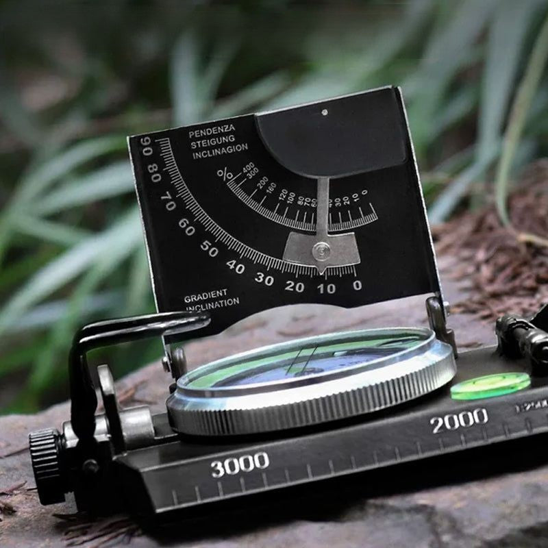 "Militärgrön kompass i metall med klinometer, idealisk för outdoor-aktiviteter, med bubbelnivå och lysande skiva."