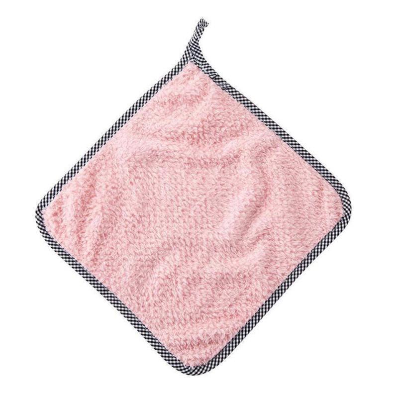 "Miljövänliga ultratunma mikrofiberdukar i krämvit, rosa, grön och aprikos för effektiv och snygg rengöring i hemmet."
