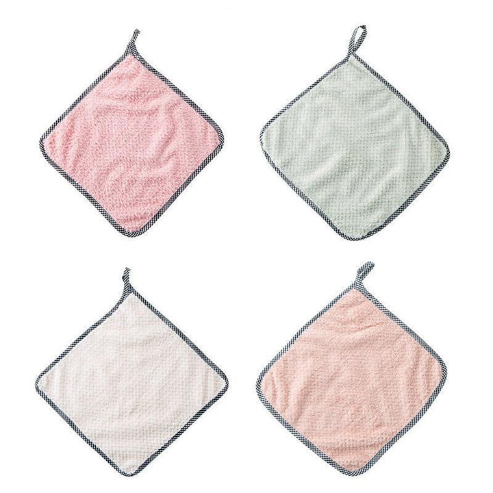 "Miljövänliga ultratunma mikrofiberdukar i krämvit, rosa, grön och aprikos för effektiv och snygg rengöring i hemmet."