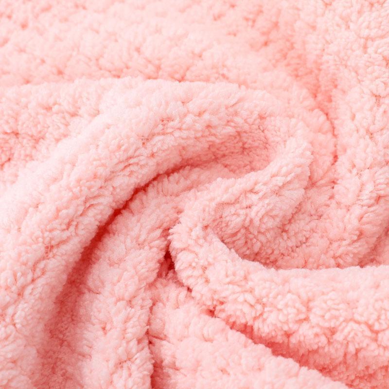 "Miljövänliga ultratunma mikrofiberdukar i krämvit, rosa, grön och aprikos för effektiv och snygg rengöring i hemmet."